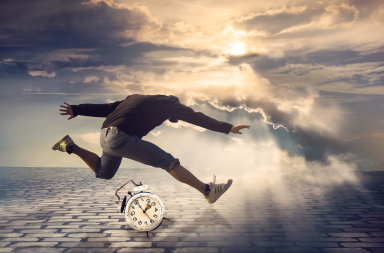 D'autres se reconnaitront ... Homme courant sur un chemin en brique avec une montre au sol, ciel nuageux en arrière-plan.